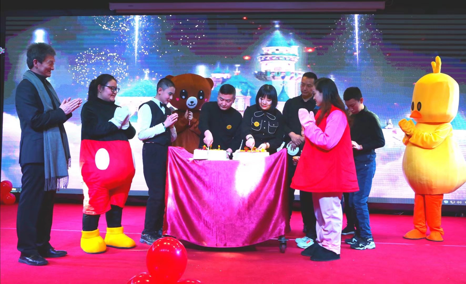 許發鵬為天籟公益孩子分蛋糕